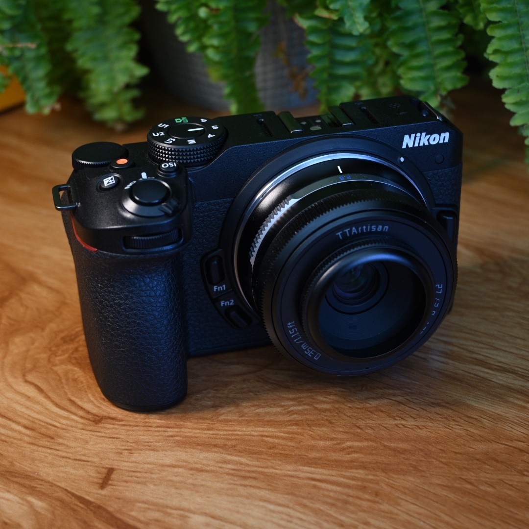 Nikon Z30 MINT with 27MM F/2.8 Lens + SD + Battery + Extras