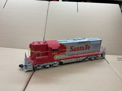 USA TRAIN SPUR G DIESELLOK GP-9 SANTE FE ROT & SILBER FUNKTIONSTÜCHTIG MIT LICHT