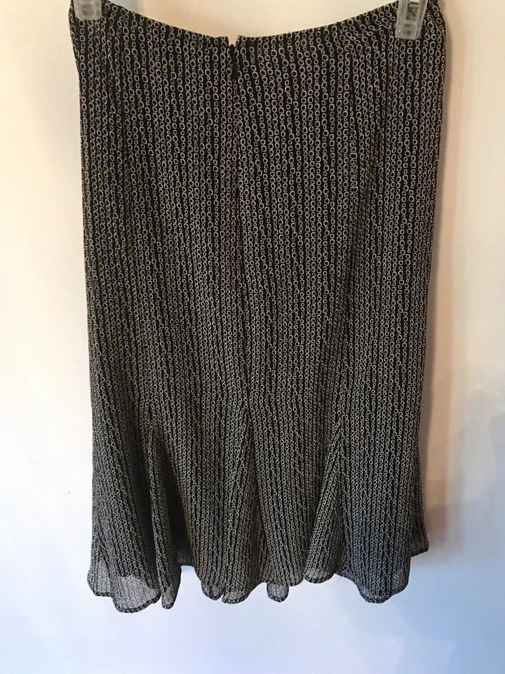 Saia feminina tamanho 4 forrada abaixo do joelho preta/branca por Covington levemente usada - Imagem 4 de 4