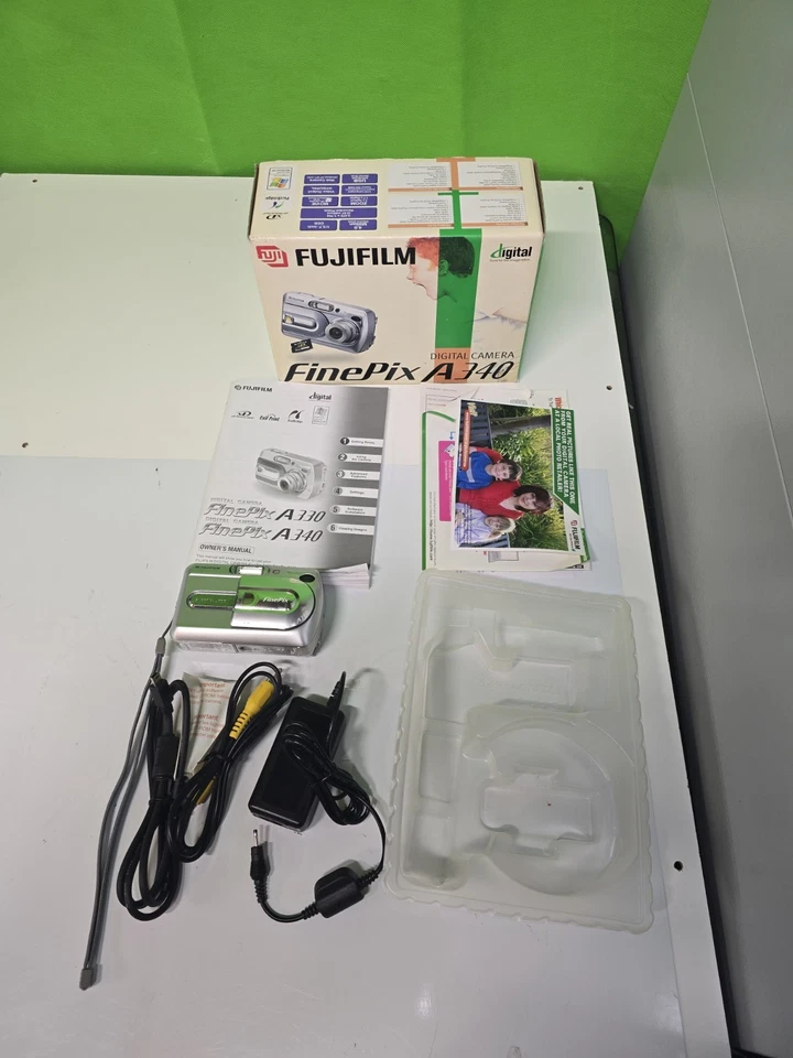 Cámara digital Fujifilm FinePix A340 4,0 MP plateada + cables encendidos usados Foto 2 de 4