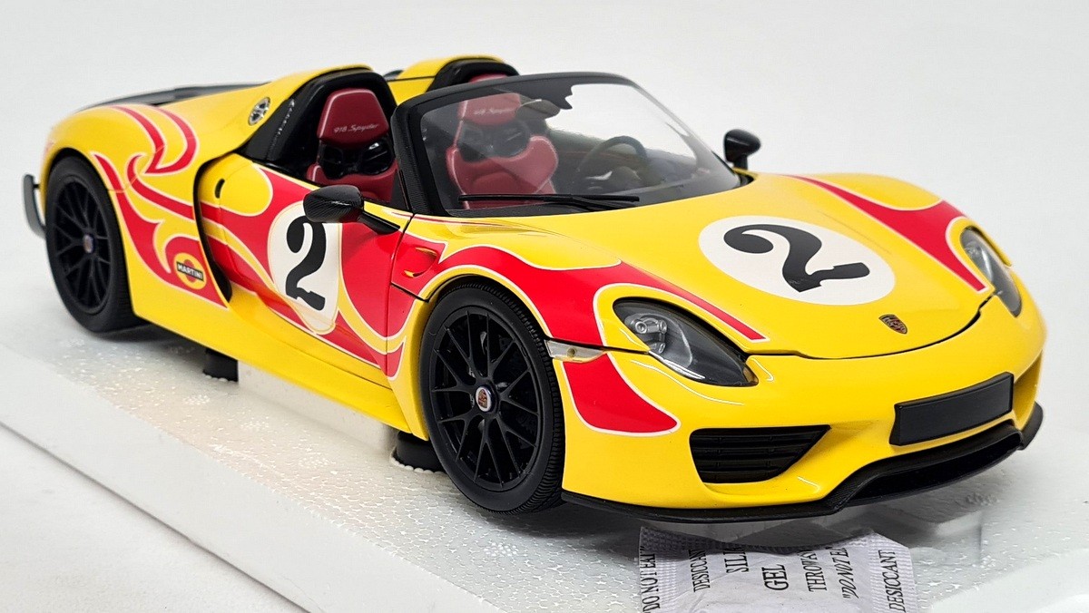 Minichamps 1/18 Porsche 918 Spyder 2015 Weissach Package Diecast Model Car