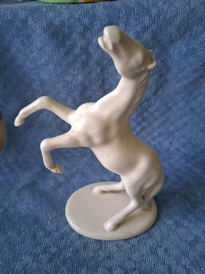 Schöne alte Pferdefigur  aus Porzellan  Gestempelt Firma Unbekannt - Bild 1 von 2