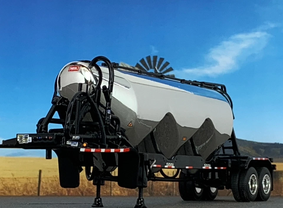 1/64 DCP CHROME/BLACK HEIL 3 BOTTOM TANDEM AXLE PNEUMATIC TRAILER - Image 2 of 4