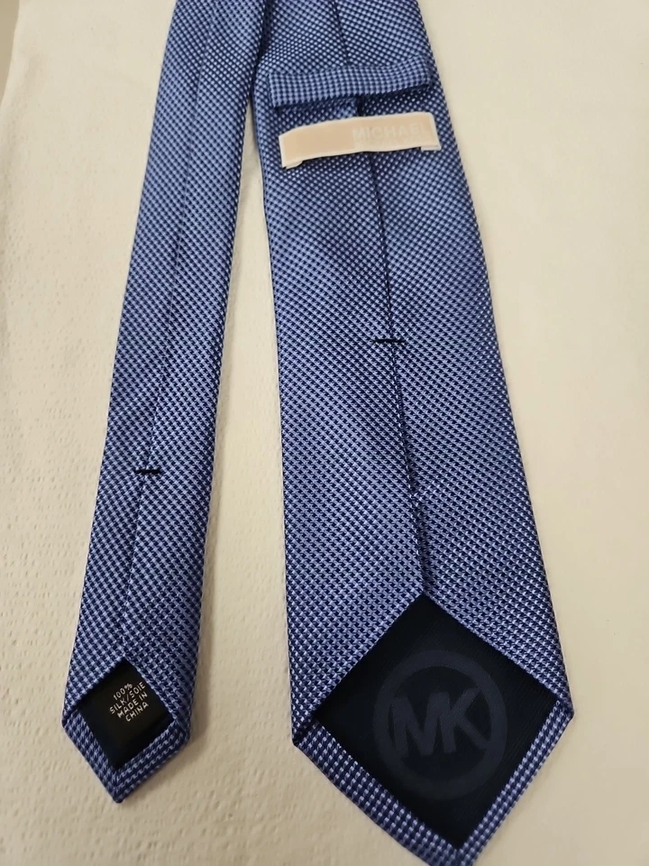Corbata limpia MICHAEL KORS hexagonal azul marino oscuro vinculada a seda Foto 3 de 4