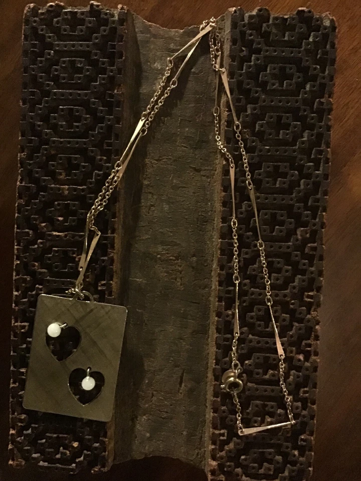 Cadena Avon tono dorado con hermoso colgante recortado corazón cuadrado con cuentas blancas Foto 2 de 4