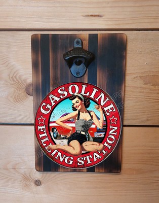 PINUP GASOLINE FILLING STATION SCHILD Flaschenöffner auf Bambus Brett 30x20x1cm