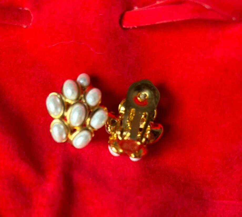 Hübsche goldfarbene Ohrringe mit Perlen in Blütenform (Modeschmuck) - Bild 2 von 4