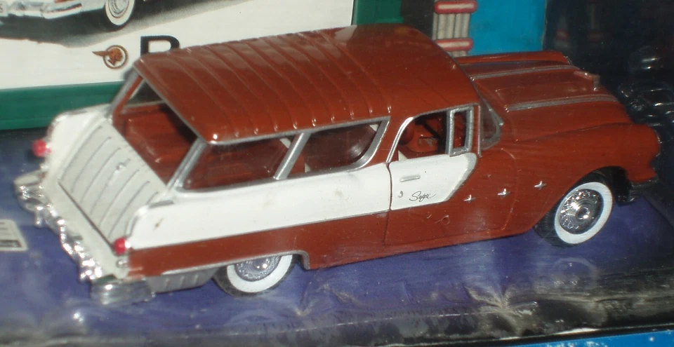 ROAD CHAMPS DIECAST 1955 PONTIAC SAFARI WAGON 1/43 O SCALE w MATCHING BILLBOARD - Image 4 of 4