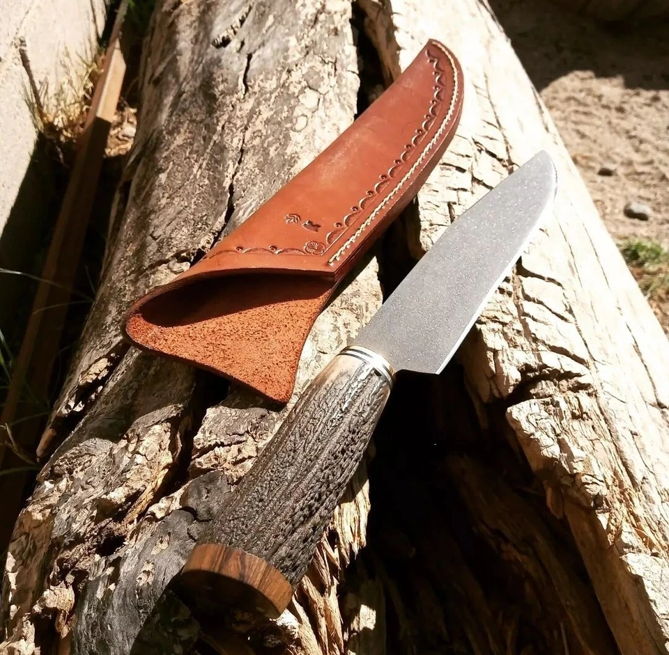 Cuchillo Bowie hecho a mano con mango de cuerno de ciervo hoja recubierta negra de acero al carbono con cubierta Foto 4 de 4