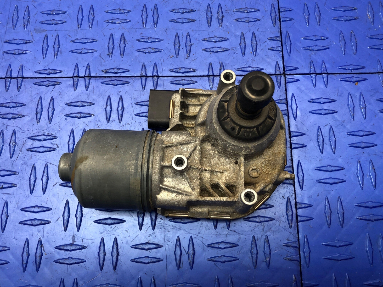 2014-2019 BMW I8 FRONT LEFT WINDSHIELD WIPER MOTOR OEM 2015 2016 2017 2018