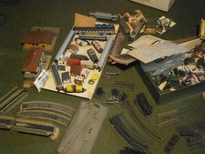 Arredi PER plastico con trenino H0 Lima: binari ,stazioni,..