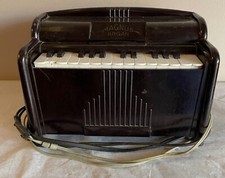 Połowa wieku MAGNUS Miniaturowy blat Zabawka Organy elektryczne Działa Bakelit