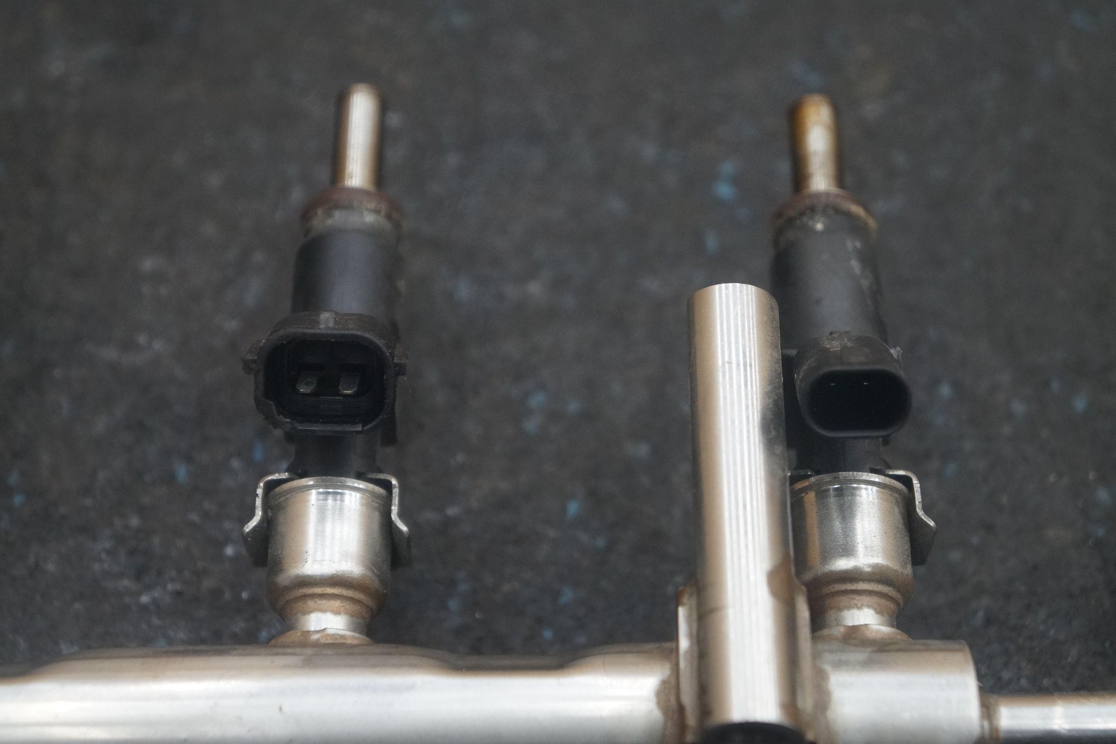 Right Fuel Injection Rail Pipe 6 Injector 07P133315C 07P906031B Bentley Bentayga