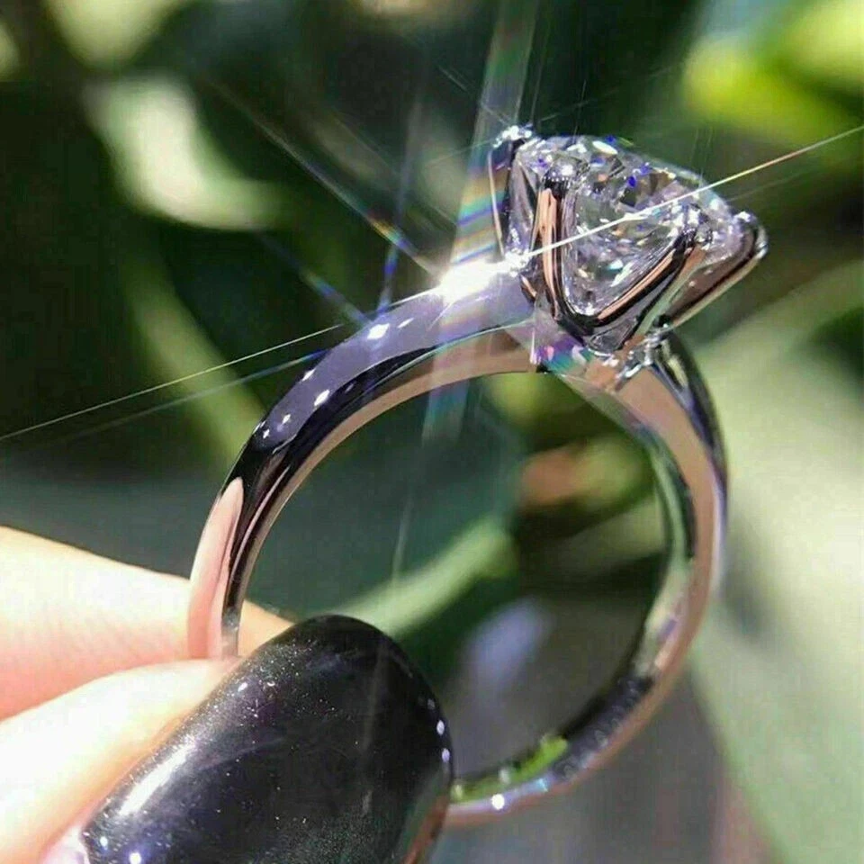 Anillo de boda solitario de diamantes creado en laboratorio de corte redondo de 2 quilates enchapado en oro blanco de 14 quilates Foto 4 de 4