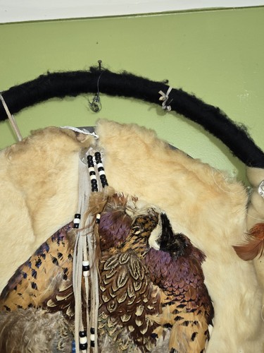 GRAN ATRAPASUEÑOS MANDELA DE LANA Y PLUMAS HECHO A MANO 46" X 26" - Imagen 6 de 6