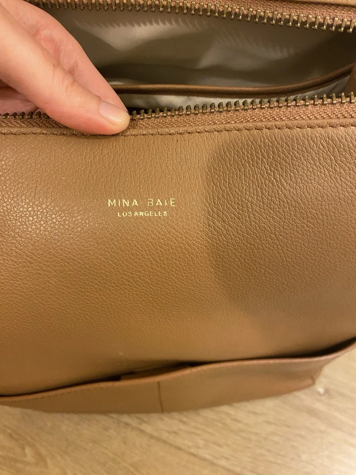 Mochila de pañales Harper tamaño completo Mina Baie cuero de grano superior tostado Foto 2 de 4