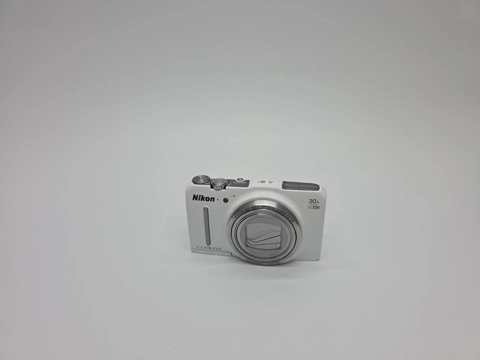 Nikon Coolpix S9700 Kompaktkamera Nikkor 30x Weitwinkelobjektiv (Schneeweiß) - Bild 2 von 4