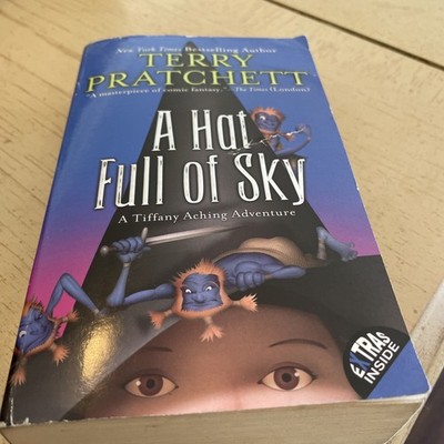 Hat Full of Sky by Terry Pratchett (2005, Trade Paperback)