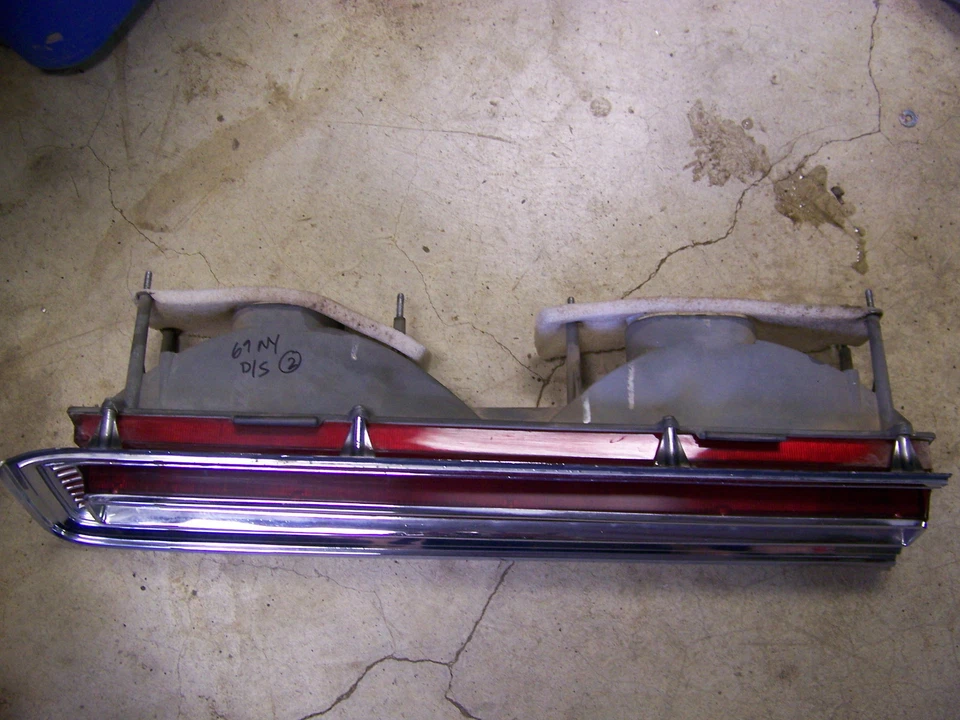 Chrysler New Yorker DS 1969 LH luz trasera lente y carcasa completa OEM Foto 4 de 4