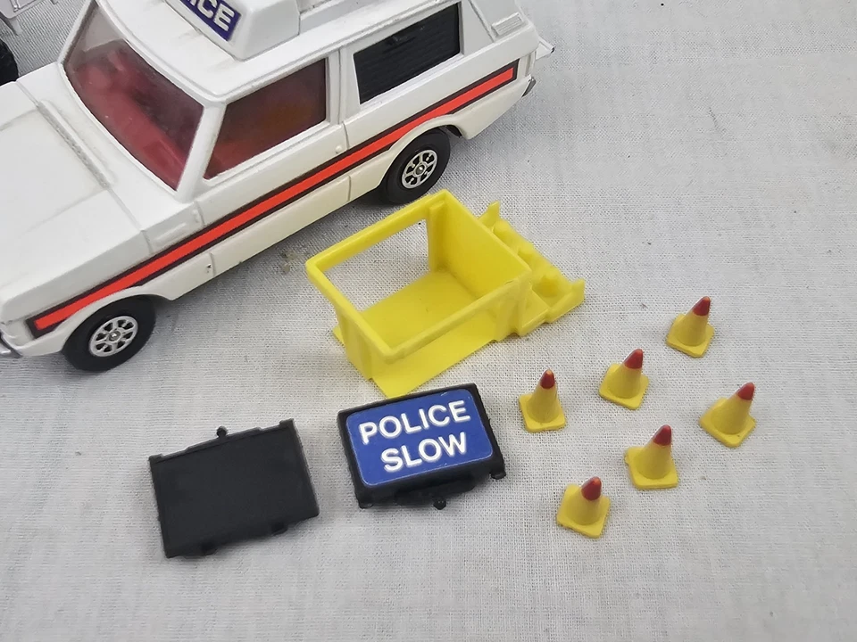 2 CORGI VEHICLES RIOT POLICE QUAD TRACTOR VIGILANT RANGE ROVER W/ CONES GEAR - Image 2 of 4