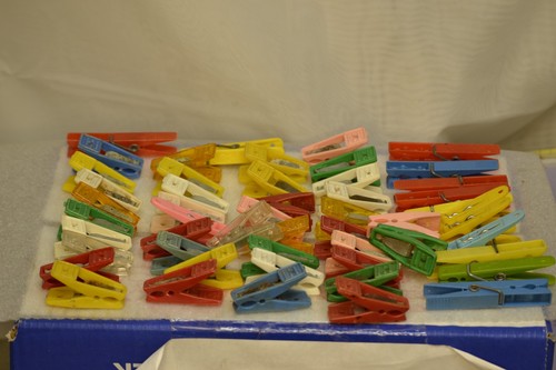 50+ VINTAGE CHRILDREN PLASTIC CLOTHS PINS MUTI. COLORS