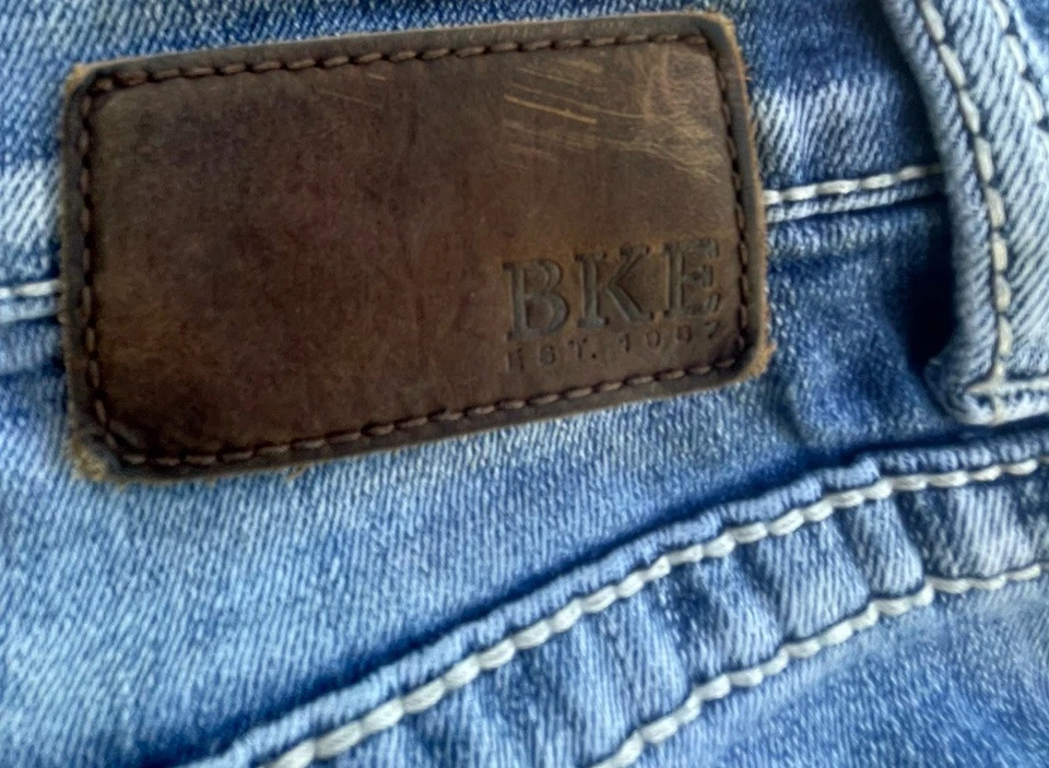 BKE Tyler distressed Embroidered Rock blue denim jeans Men’s 32X34 Light Wash - Image 2 of 4