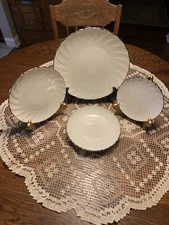 1 Lenox Weatherly Bone China 4 Piece Place Setting Ivory Swirl Platinum Trim