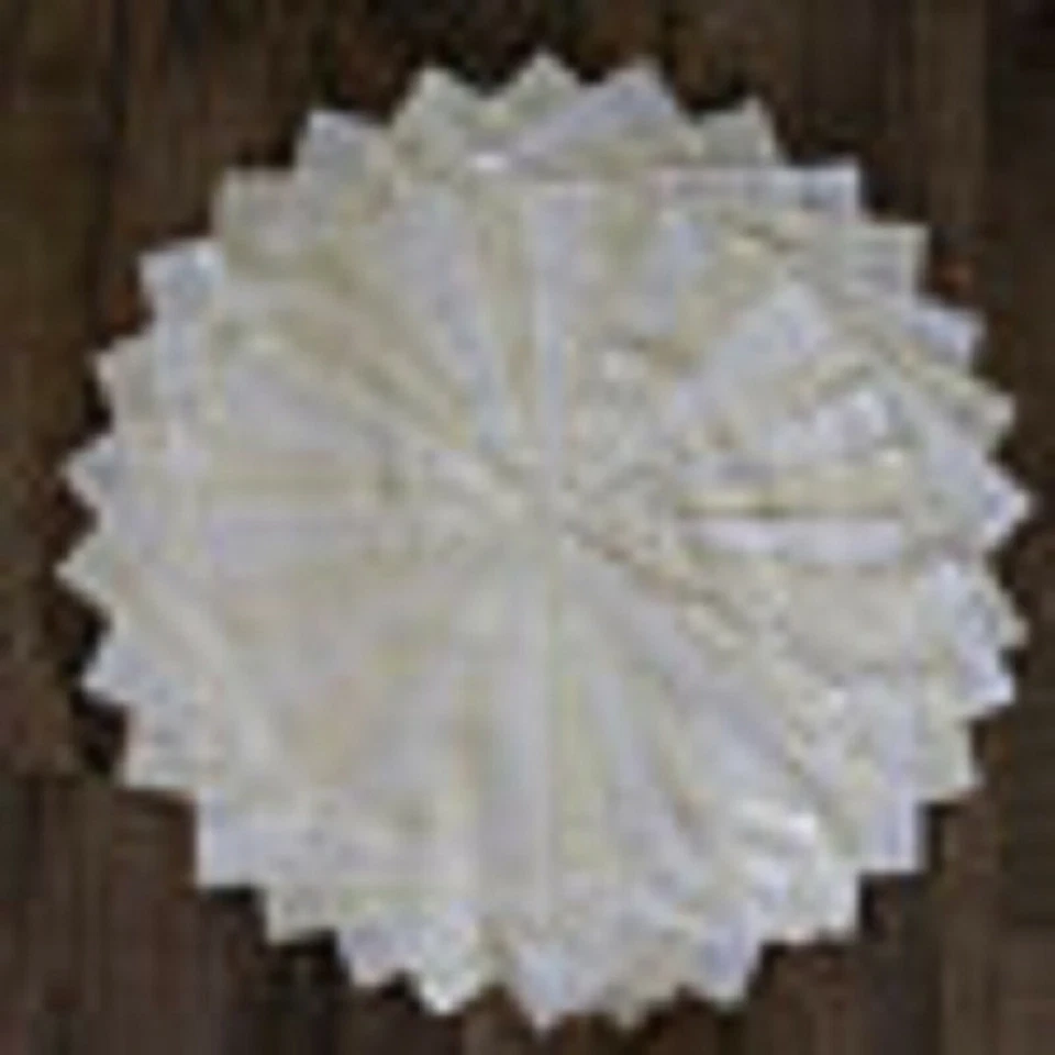 102 Blanco Sobre Natural Precortado Charm Pack 5" Cuadrados 100% Algodón Tela Edredón Foto 3 de 3