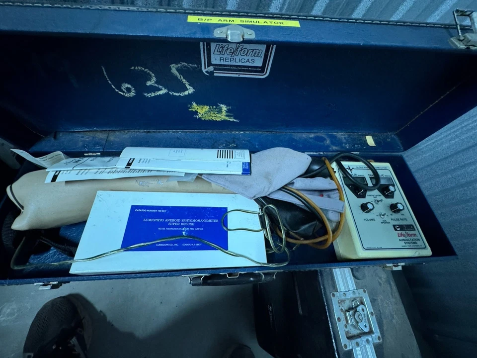 Simulador de pressão arterial Life Auscultation Systems com braço e estojo de manequim - Imagem 4 de 4