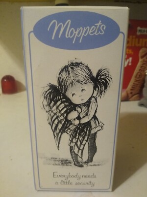 GORHAM MOPPETS 1969 EVERYBODY NEEDS A LITTLE SECURITY CERAMIC FIGURINE W/ BOX