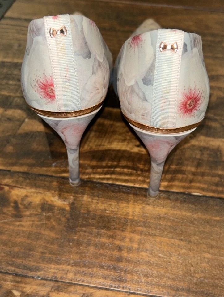 Ted Baker Kawaap 东方浅灰色花卉高跟鞋 37 码美国 6.5 码 — 第 3/4 张图片