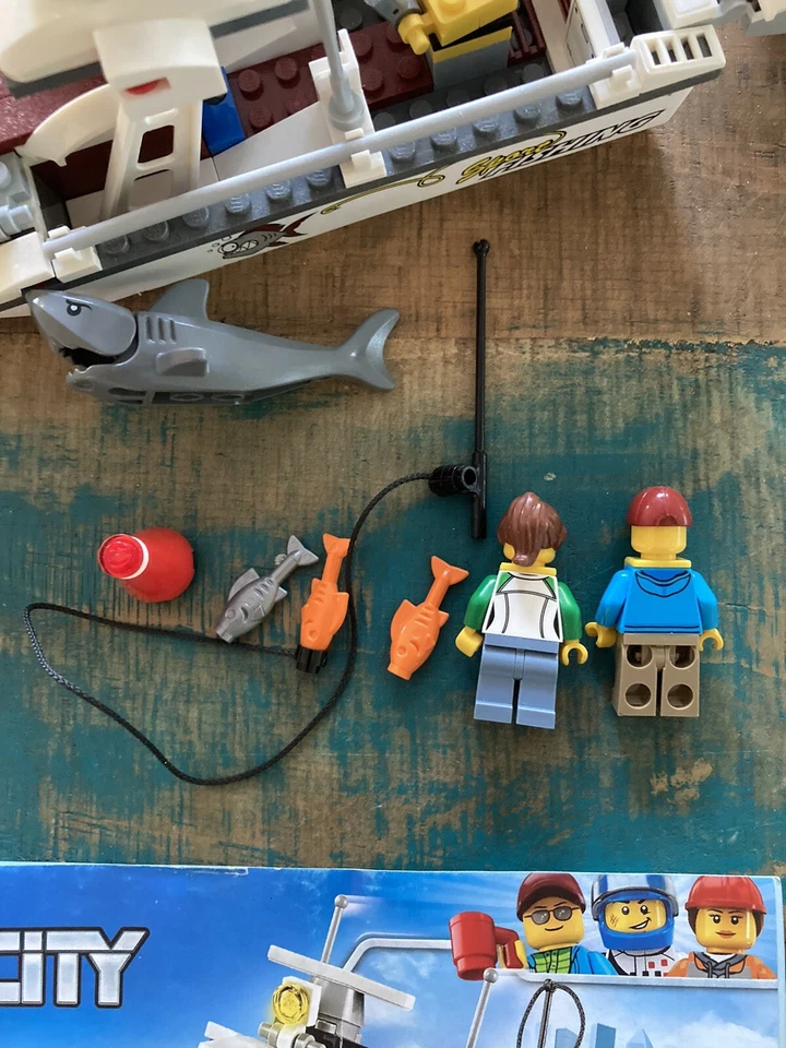 COMPLETE Set. LEGO CITY FISHING BOAT 60147 FLOATS IN WATER SHARK FIGURE - Image 4 of 4