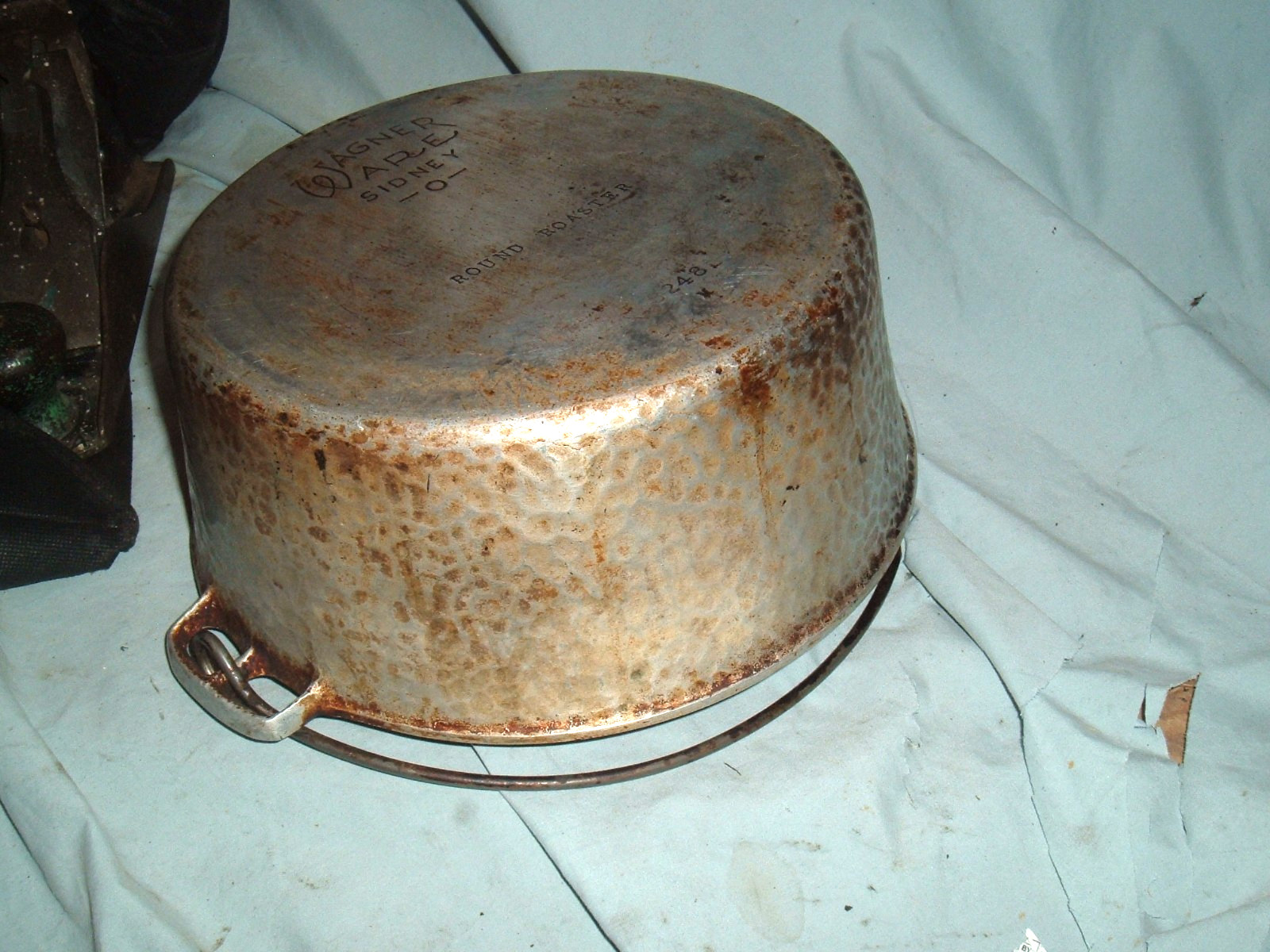 Vintage hammered Wagner Ware 10” Round Roaster Dutch Oven sidney 3248 no lid