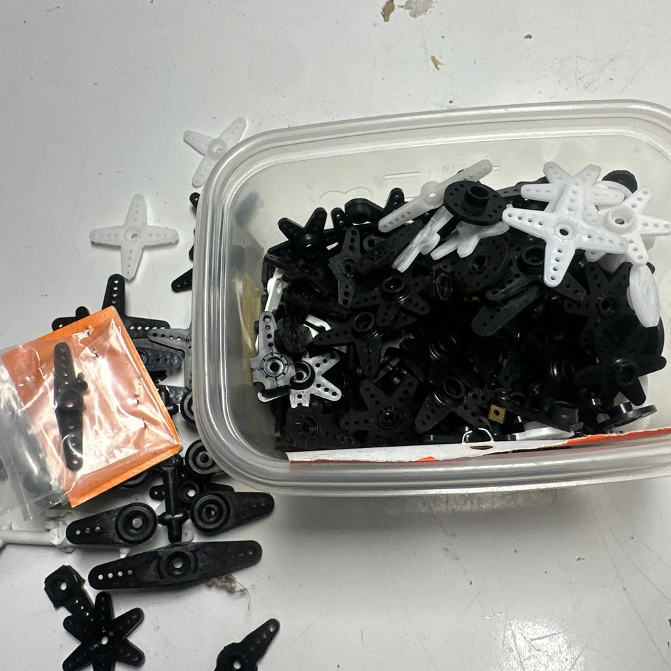 GRAN Lote de Servo Brazos de Plástico Surtidos para Avión RC ¡¡Leer!!! Foto 2 de 3