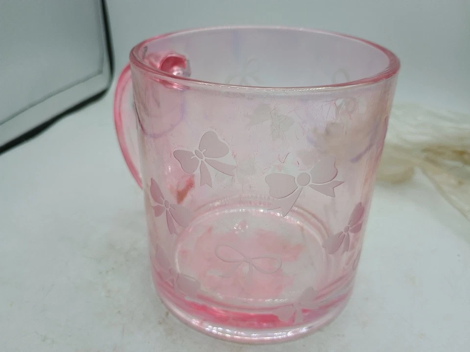 Taza de vidrio con lazo rosa grabada Foto 4 de 4