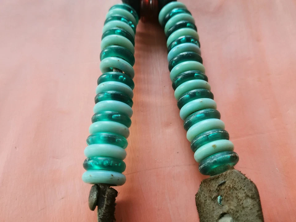 ANTIGUO COLLAR DE CUERO PRIMITIVO PARA OTOMANA ADORNO CUENTAS CABALLO Foto 3 de 4