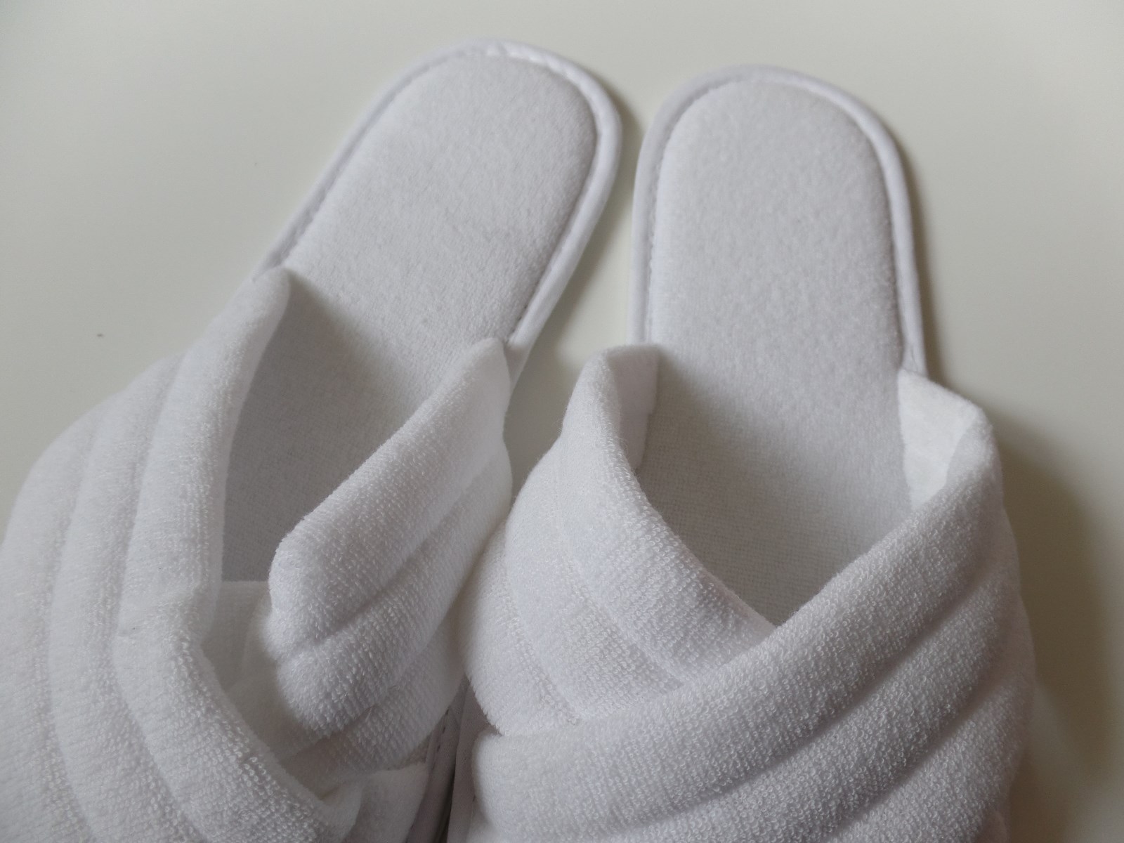 SAOLA Scarpe da uomo 9 donna 10 11 bianche morbide pantofole piatte scivoli bagno spa con suola nuove