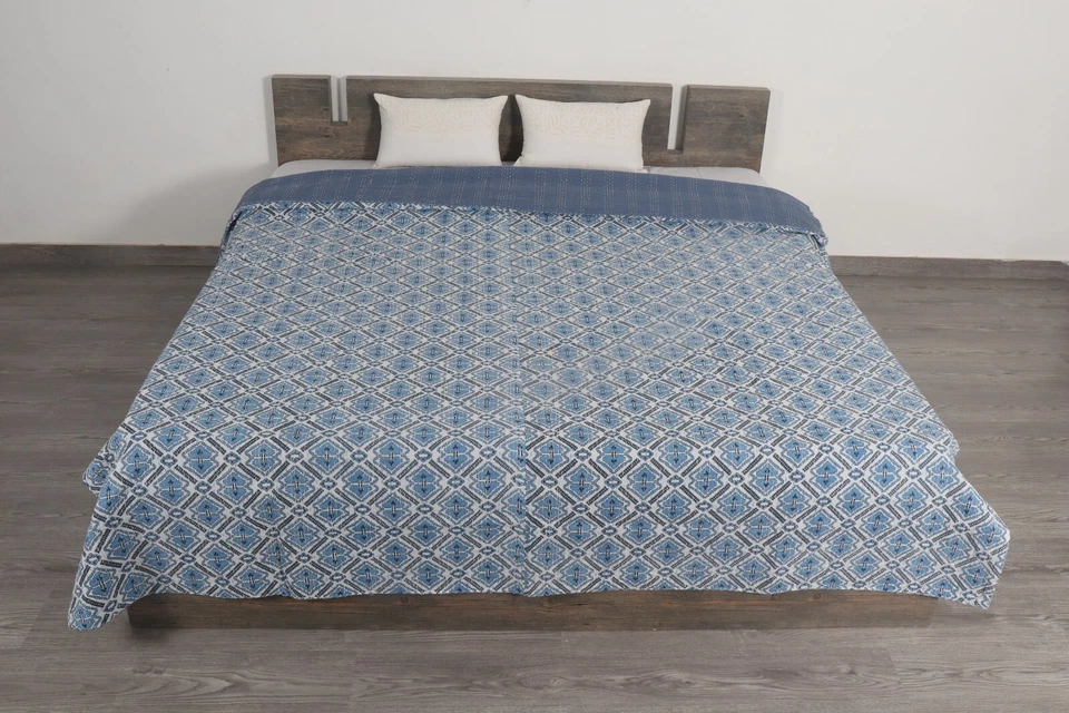 Edredón Kantha de algodón geomátrico índigo hecho a mano/cubierta de cama/cama cama doble Foto 3 de 4