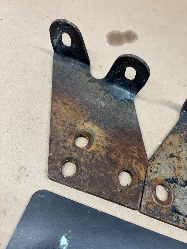 Dodge D100 D150 D350 1974-1985 soportes de parachoques par original acero estampado 81 82 Foto 3 de 4