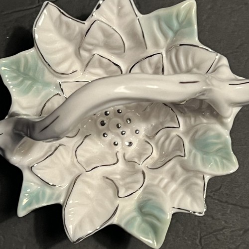 Vintage White Poinsettia Christmas Set Candy Dish With Salt & Pepper Shakers - Picture 10 of 18