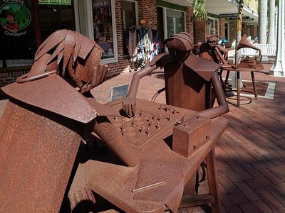 Edgardo Carmona's metal-art Juego de Ajedrez sculpture stands outside the Arca