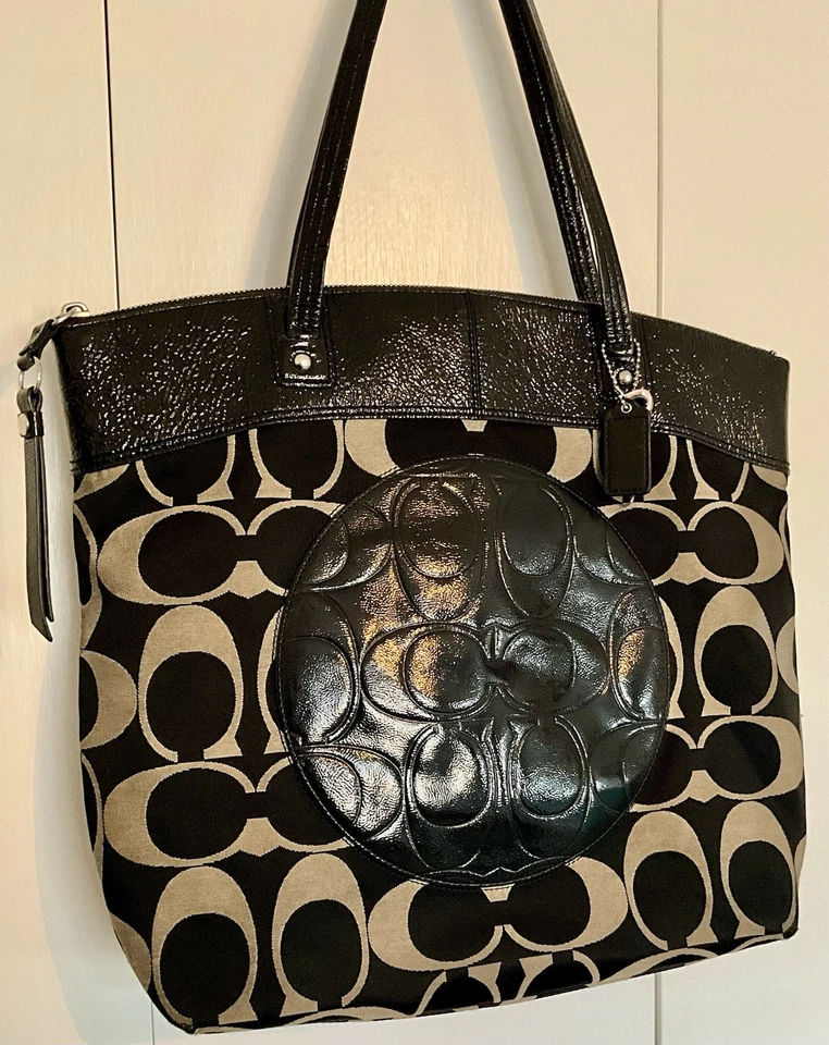 Bolso de hombro grande Coach Laura de cuero negro/marfil #F18335 Foto 2 de 4