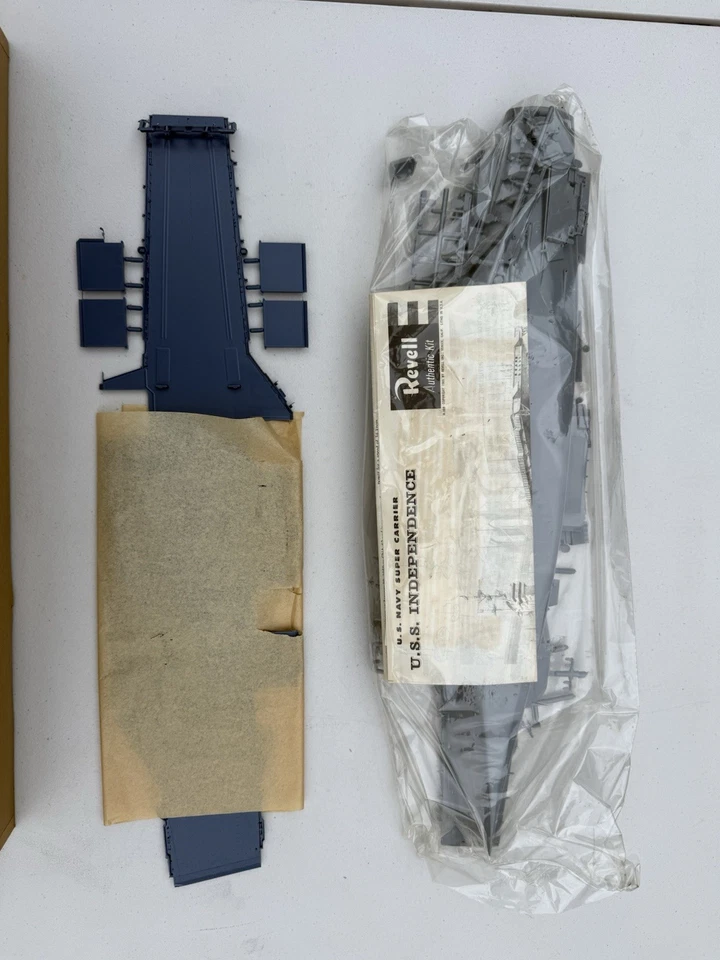 Vintage Complete 1965 Revell U.S.S. Independence Aircraft Carrier 16 Scale - Image 2 of 4