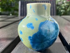 Interessante gr&uuml;ne Vase Laufglasur Kristallglasur. H&ouml;he 7, 5 cm. Signiert GR 17
