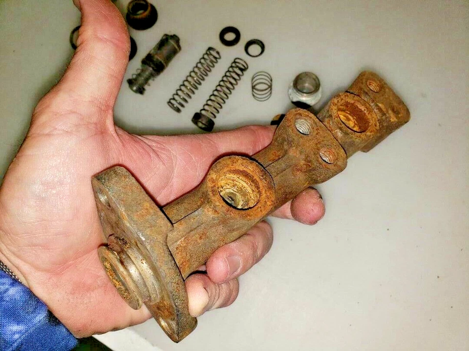 1981 FIAT MASTER CYLINDER & ASSOCIATED PARTS P/N 995/52438 GENUINE OEM PARTS - Image 3 of 4