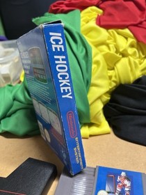 Ice Hockey (Nintendo Entertainment System, 1988) casi completo con caja sin manual