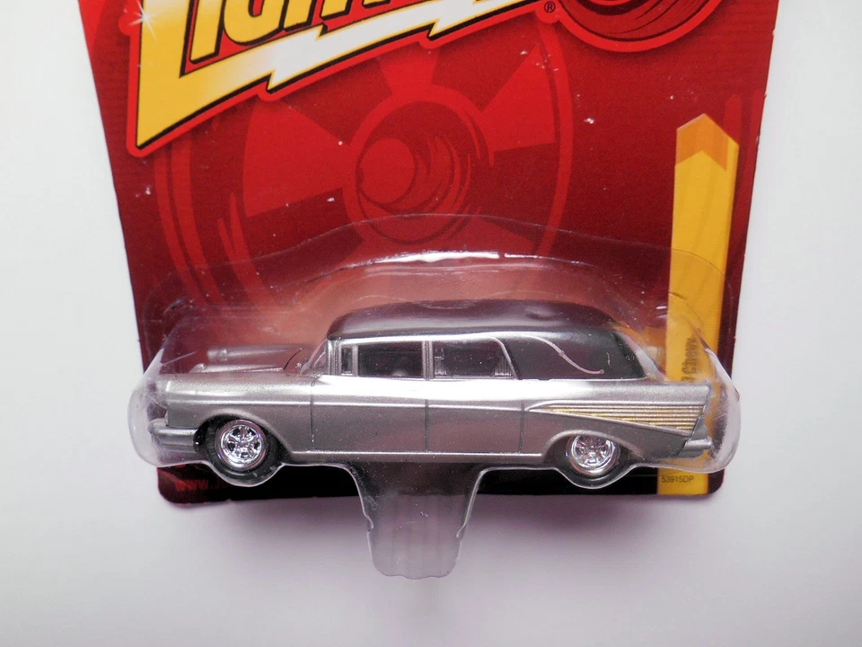 Coche fúnebre Chevrolet Forever 64 1957 plateado/gris de Johnny Lightning Foto 2 de 3