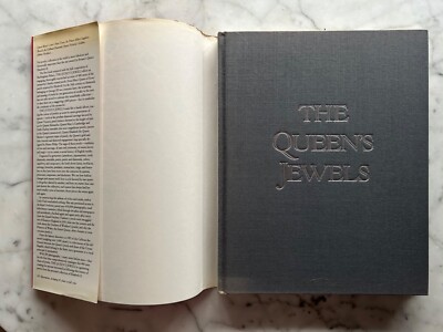 The Queen's Jewels - Personal Collection Elizabeth II ~ Leslie