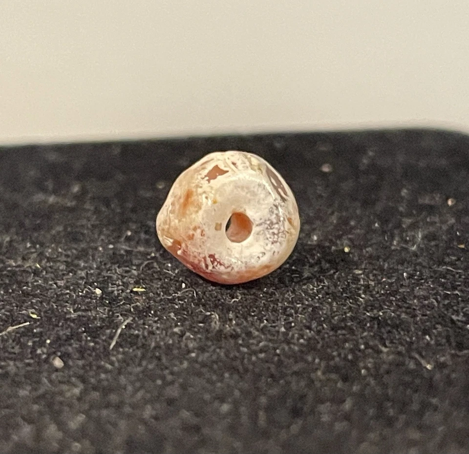 Pequeño abalorio antiguo de ágata Pyu grabado Foto 2 de 4