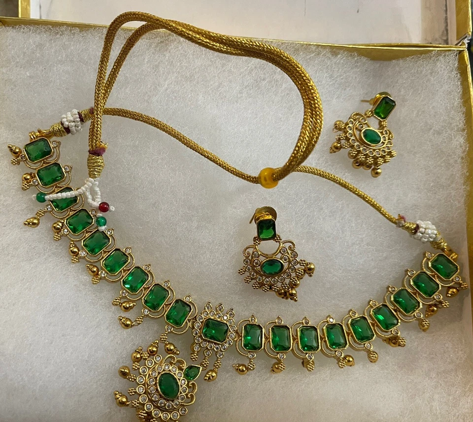 Juego de gargantilla Indian Emerald Shine de circón cúbico con diseño floral Foto 4 de 4